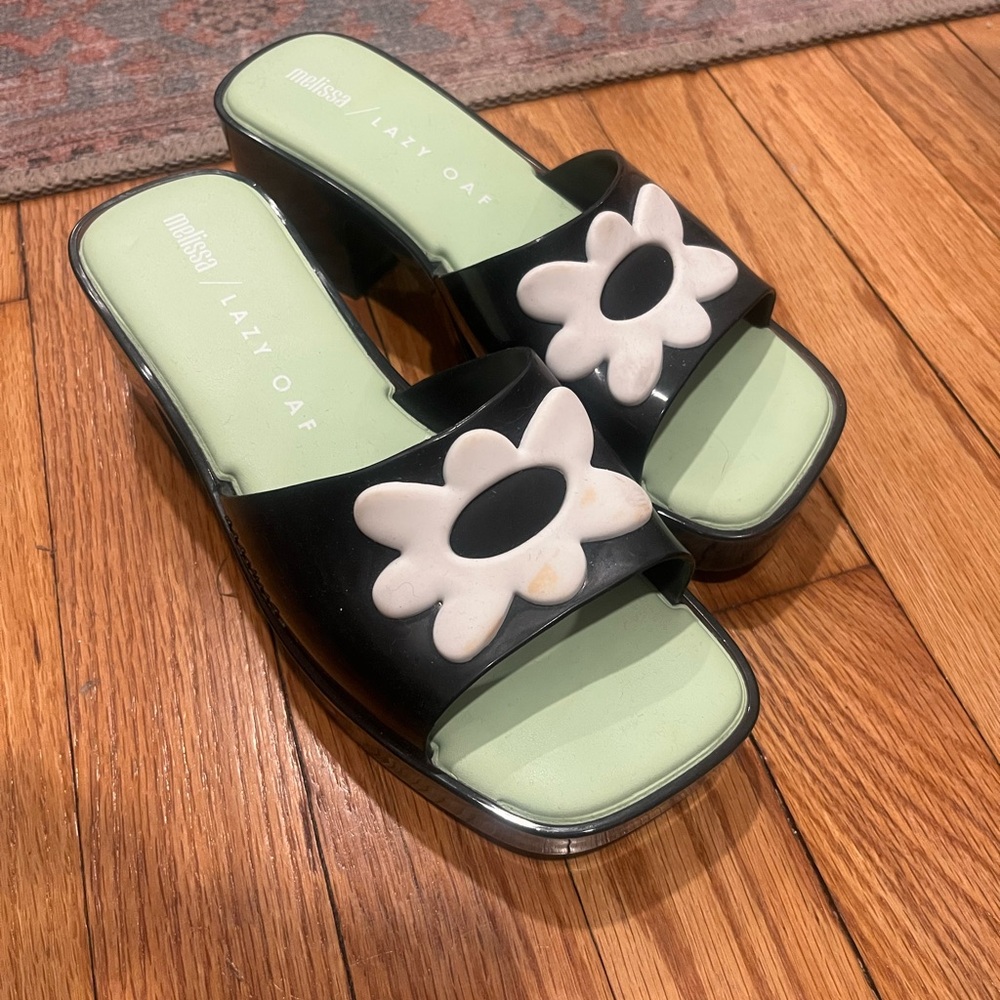 Black and White Melissa Flower Slides